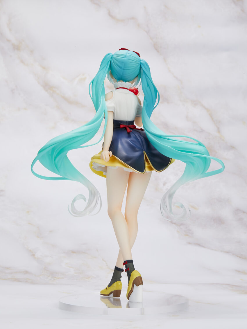 Pre-order: HATSUNE MIKU WONDERLAND SNOW WHITE FIGURE. ESTIMATE SHIP DATE JUNE 2025
